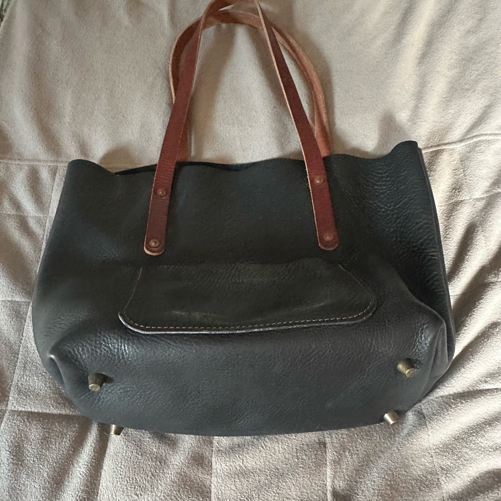 Tote leather bag like new only used few times black med size very good condition
